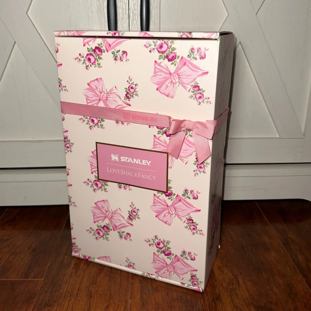 Stanley x Love Shack Fancy Holiday Quencher 20 oz Rosa Beaux Pink - Picture 9 of 11